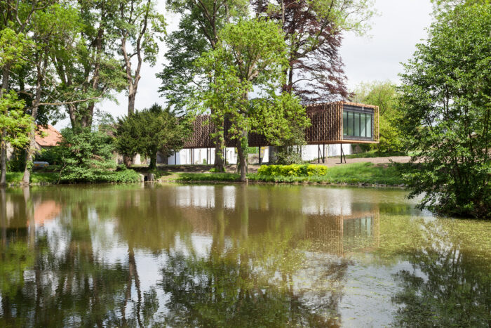 architecture-contemporaine-espace-winson-chateau-winson-reservoir-a-A+11-PEC-atelier-paysage-maison-communale-fosses-la-ville-vue-depuis-parc