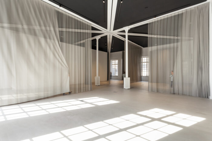 architecture-contemporaine-maison-laicite-charleroi-salle-des-essarts-reservoir-a-salle-polyvalente-vue-salle-rideaux-mouvement