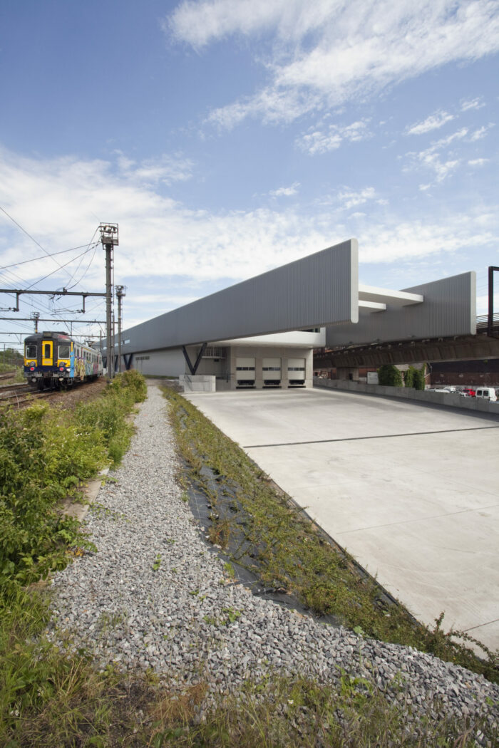 architecture-contemporaine-centre-distribution-urbaine-logistique-charleroi-reservoir-a-vue-rue-rivages-porte-à-faux-quais-déchargement-zone-manoeuvre