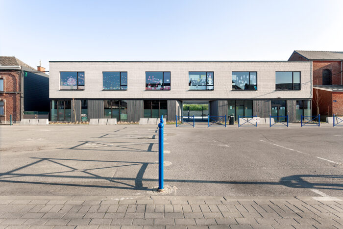 architecture-contemporaine-école-communale-maternelle-primaire-fondamental-brique-blanche-béton-architectonique-reservoir-a-façade-principale
