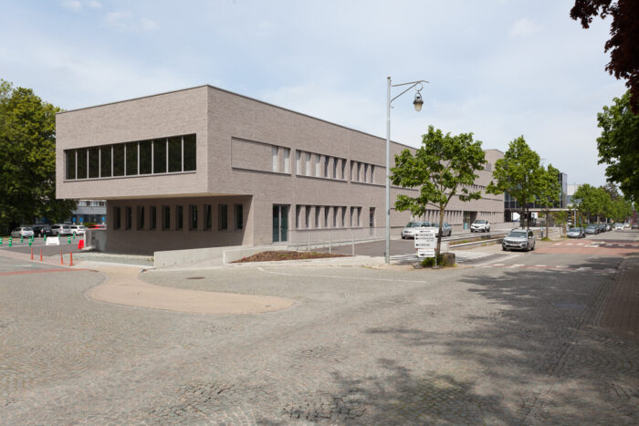 architecture-contemporaine-extension-hopital-madeleine-epicura-administrationadministration-dialyse-consultations-rue-intérieure-ath-briques-reservoir-a-DDV-photo-extérieur