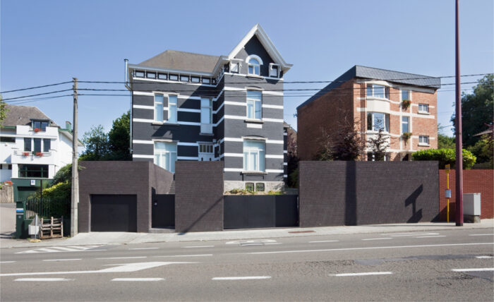 architecture-contemporaine-maison-unifamiliale-aménagements-paysagers-apparreillage-brique-Charleroi-photo-ensemble