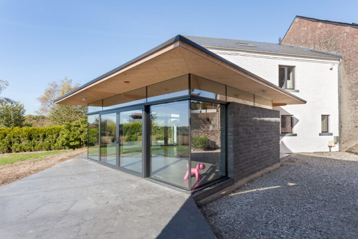 architecture-contemporaine-maison-unifamiliale-Nalinnes-rénovation-extension-ossature-bois-photo-extérieur-annexe