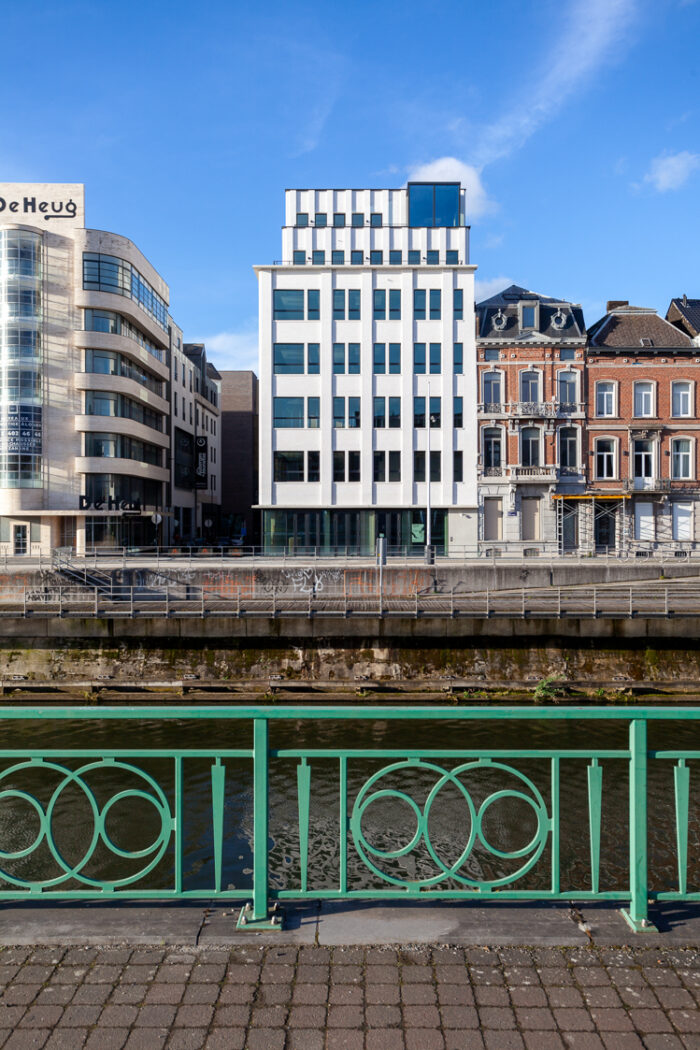 architecture-contemporaine-dockin-sambrinvest-bureau-innovation-charleroi-brique-émaillée-vue-contexte