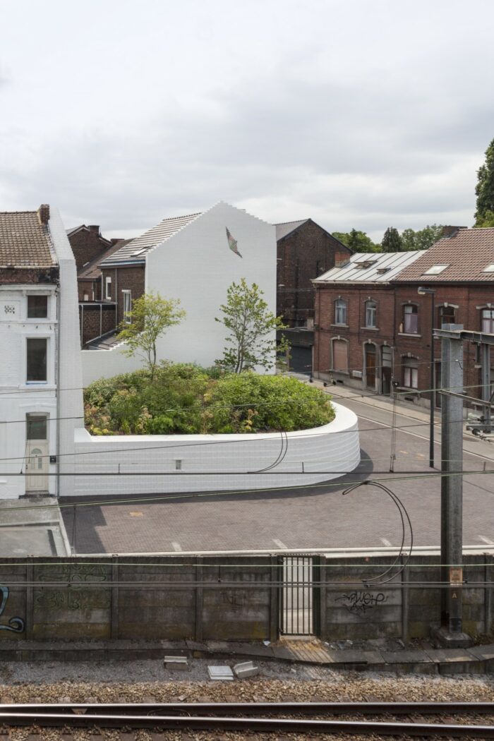architecture-contemporaine-aménagement -urbain-paysager-brique-vernissée-monument-mémorial-dutroux-julie-melissa-photo-vue-ensemble