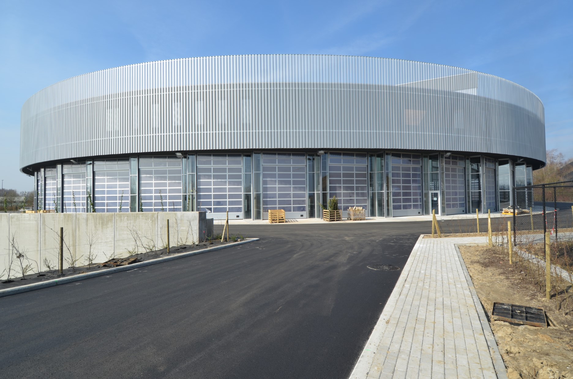 architecture-contemporaine-samyn-and-partners-caserne-pompier-charleroi-cercle-photo-façade-métal-perforé