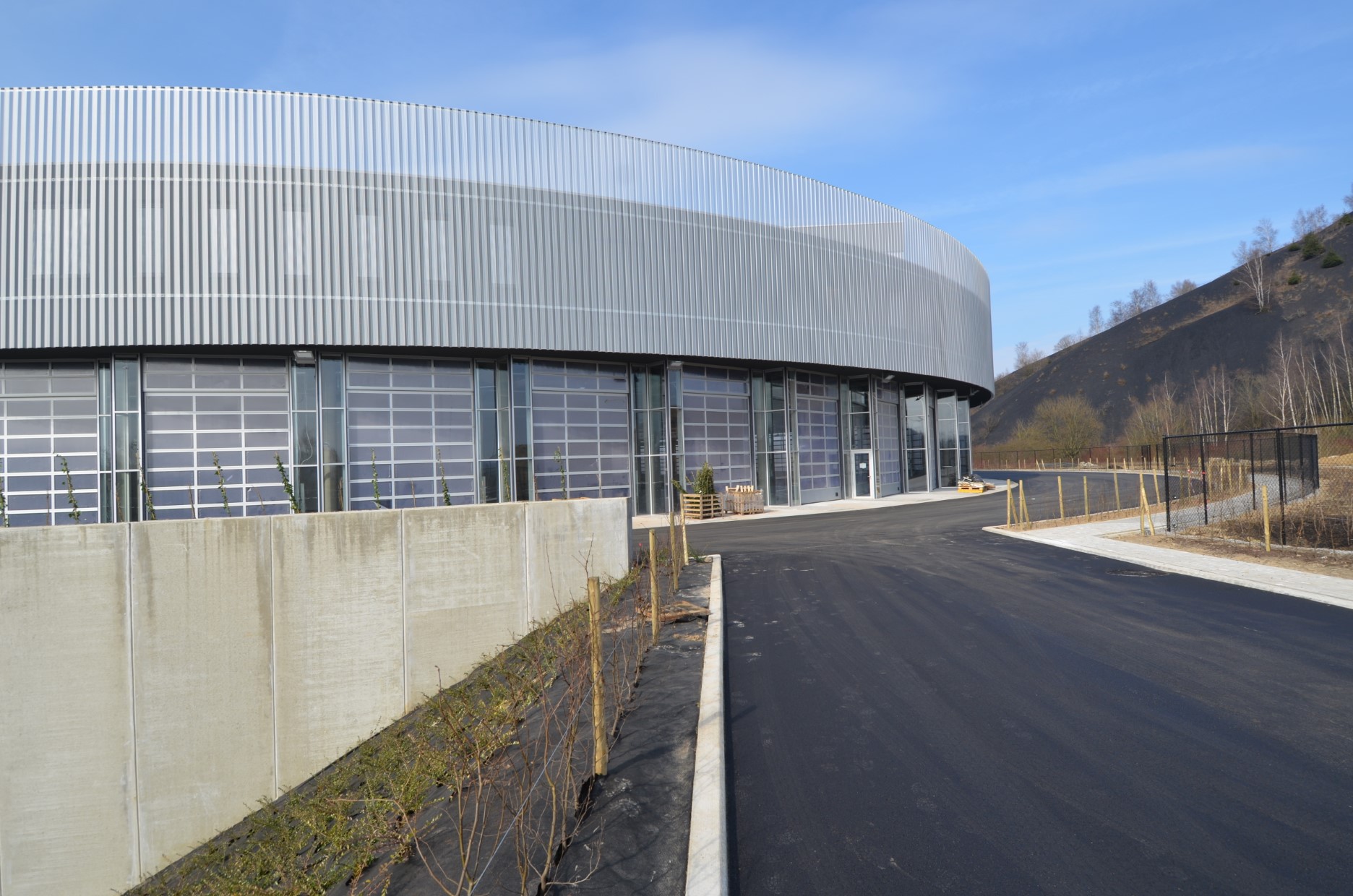 architecture-contemporaine-samyn-and-partners-caserne-pompier-charleroi-cercle-photo-métal-perforé