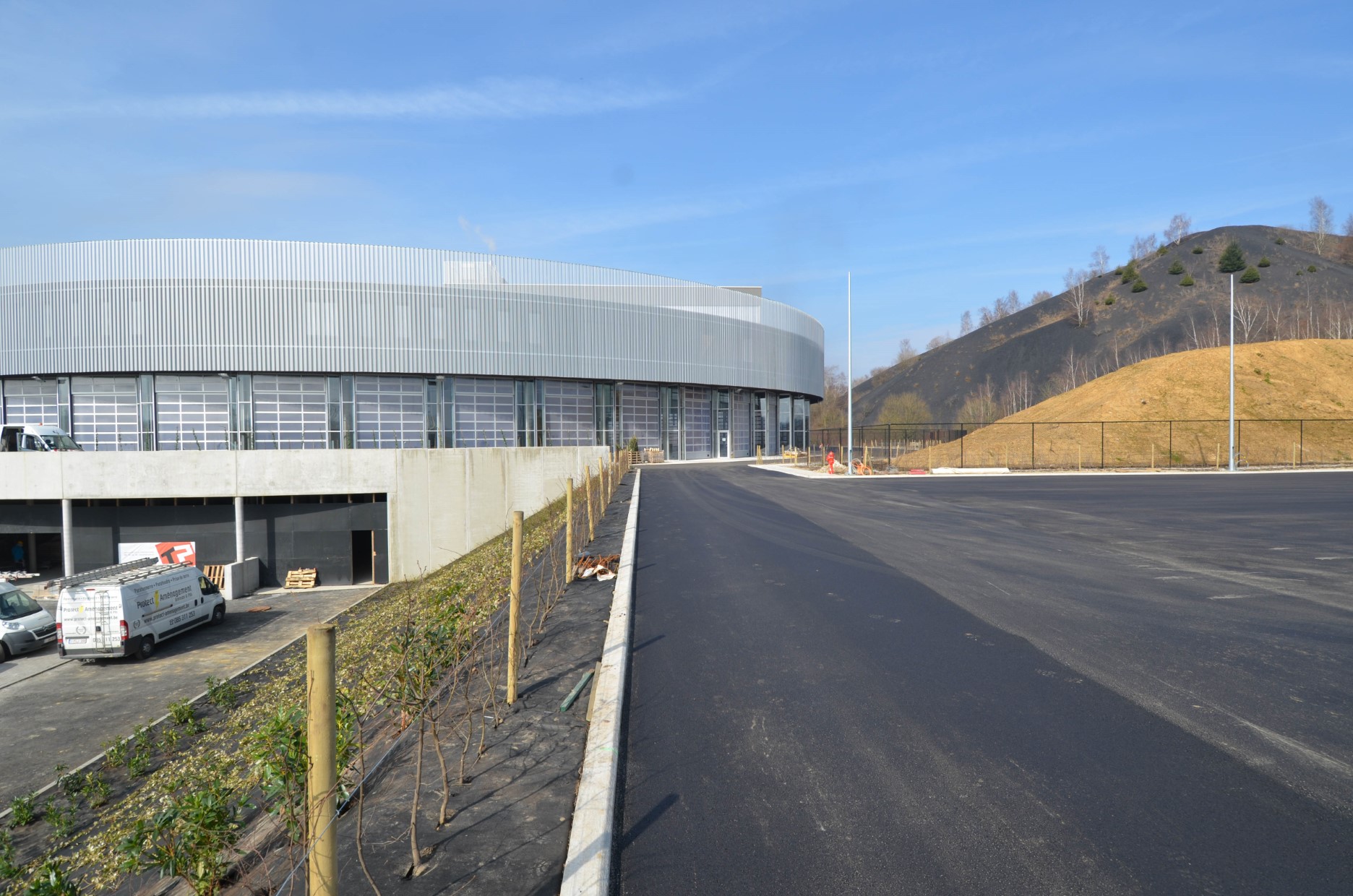 architecture-contemporaine-samyn-and-partners-caserne-pompier-charleroi-cercle-photo-bâtiment-terril