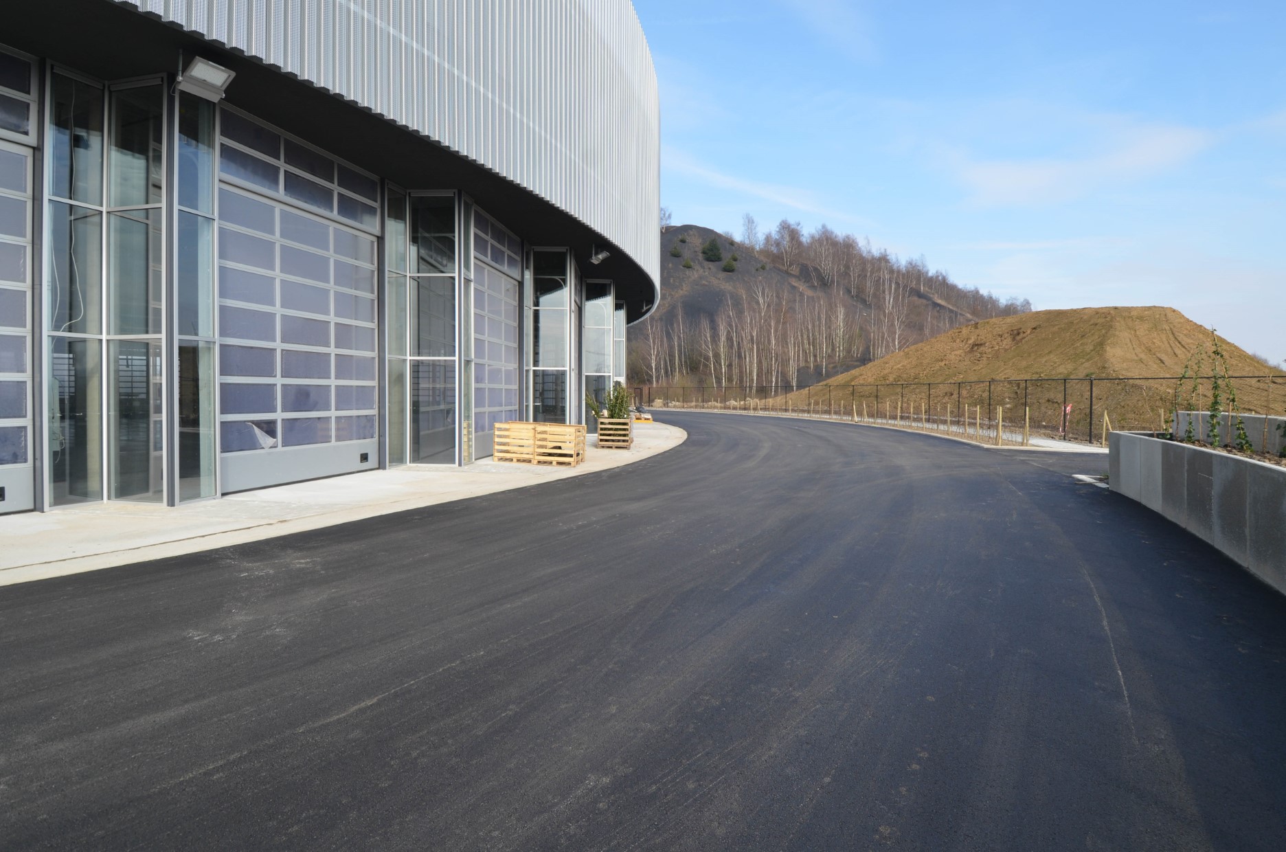 architecture-contemporaine-samyn-and-partners-caserne-pompier-charleroi-cercle-photo-bâtiment-terril