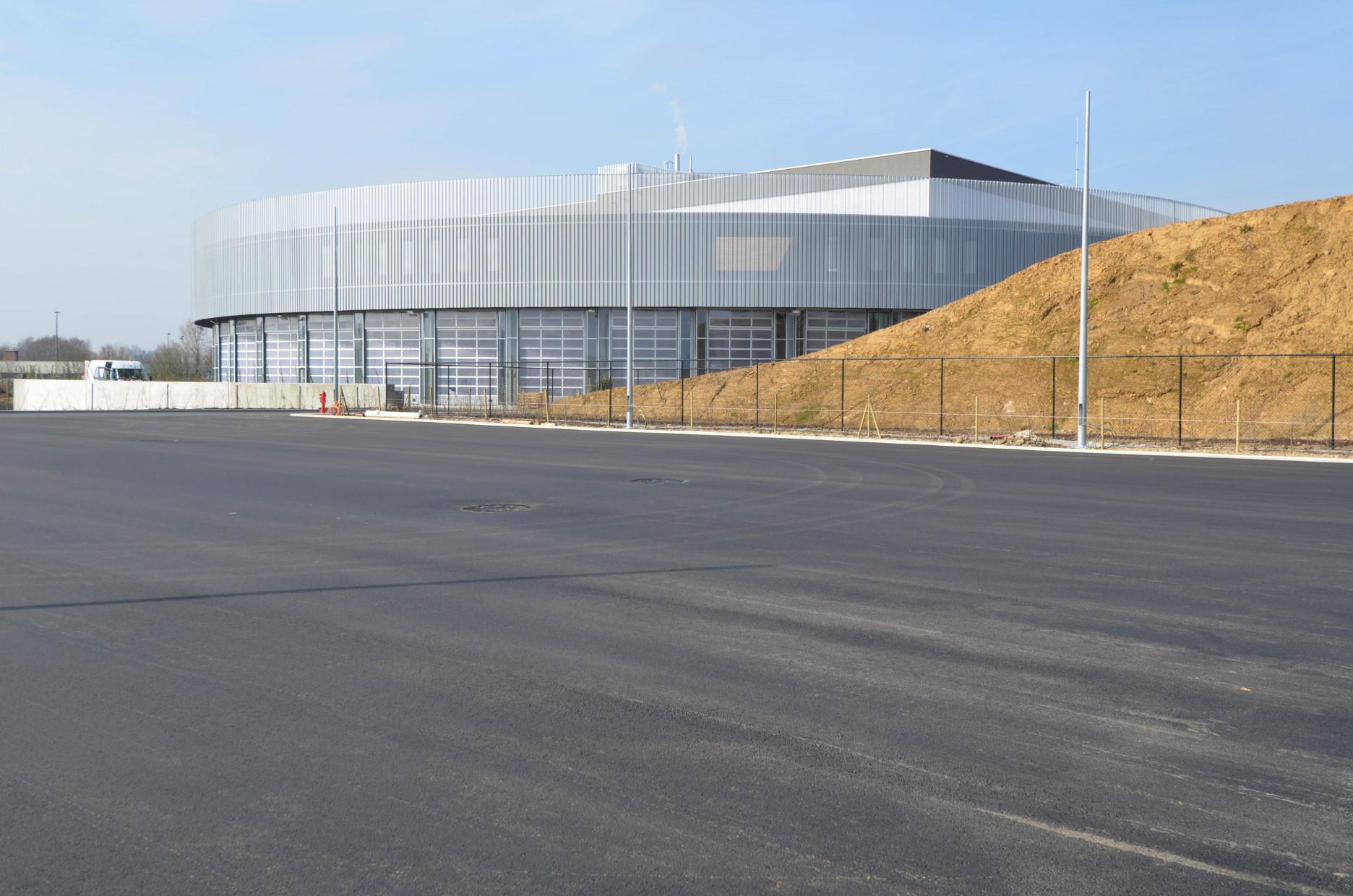 architecture-contemporaine-samyn-and-partners-caserne-pompier-charleroi-cercle-photo-façade-métal-perforé