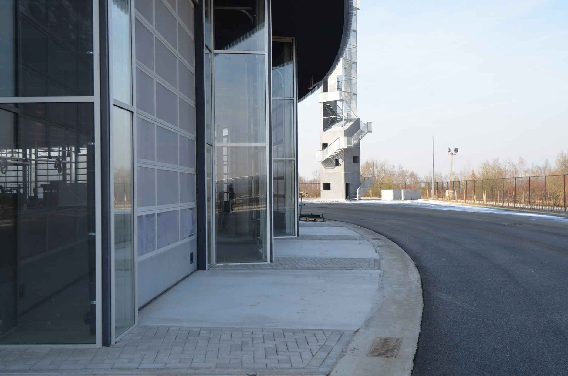 architecture-contemporaine-samyn-and-partners-caserne-pompier-charleroi-cercle-photo-porte-sectionnelle-vitrée