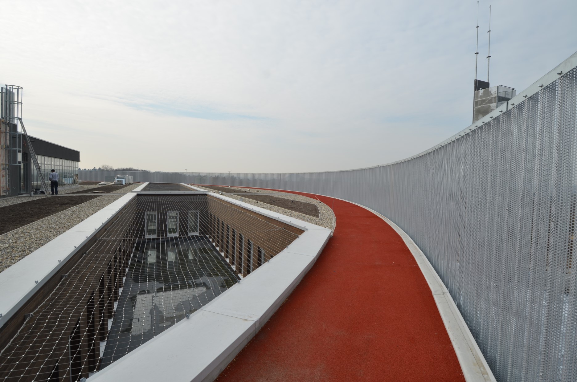 architecture-contemporaine-samyn-and-partners-caserne-pompier-charleroi-cercle-photo-piste-entreinement-toiture