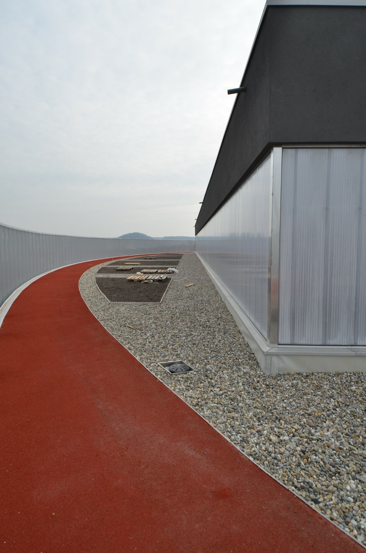 architecture-contemporaine-samyn-and-partners-caserne-pompier-charleroi-cercle-photo-piste-entreinement-toiture