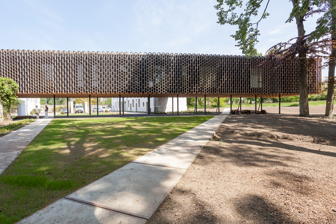 architecture-contemporaine-espace-winson-chateau-winson-reservoir-a-A+11-PEC-atelier-paysage-maison-communale-fosses-la-ville-depuis-parc