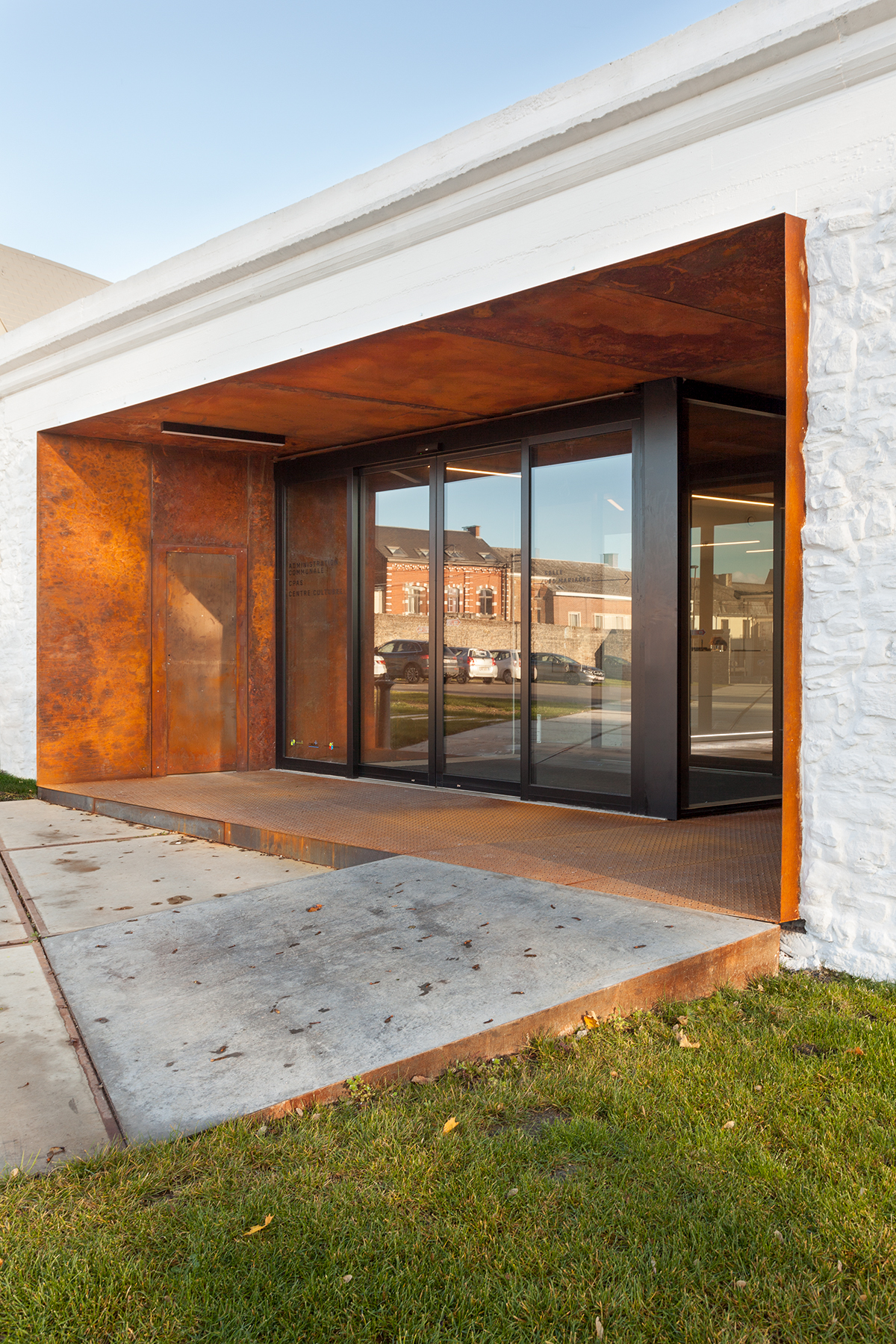 architecture-contemporaine-espace-winson-chateau-winson-reservoir-a-A+11-PEC-atelier-paysage-maison-communale-fosses-la-ville-entrée-principale-corten