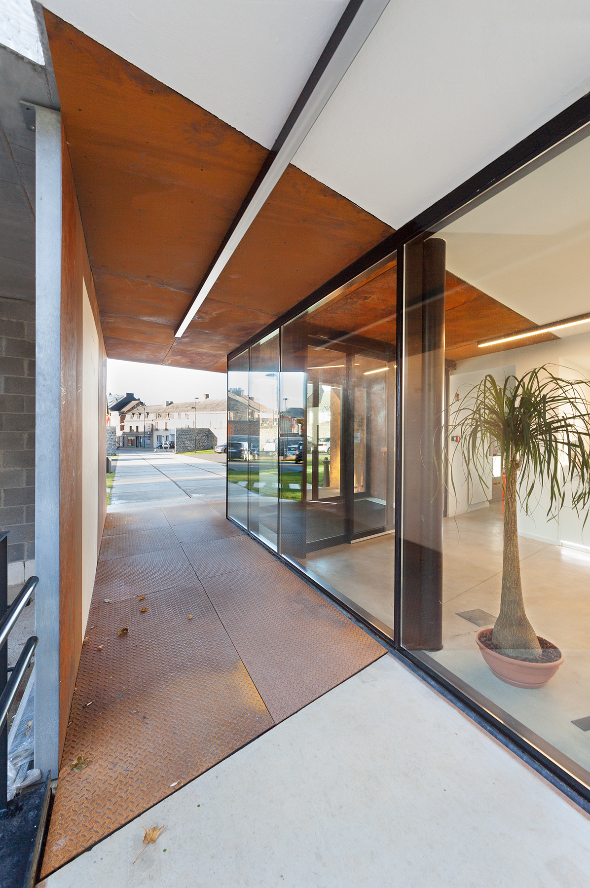 architecture-contemporaine-espace-winson-chateau-winson-reservoir-a-A+11-PEC-atelier-paysage-maison-communale-fosses-la-ville-entrée-principale-couvert-corten-ville
