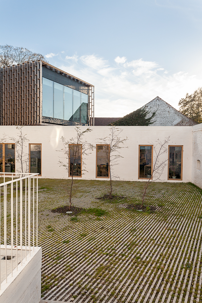 architecture-contemporaine-espace-winson-chateau-winson-reservoir-a-A+11-PEC-atelier-paysage-maison-communale-fosses-la-ville-patio