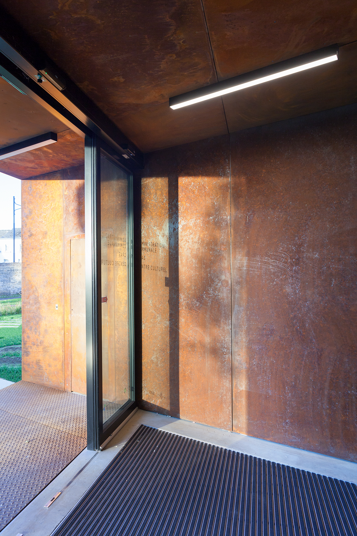 architecture-contemporaine-espace-winson-chateau-winson-reservoir-a-maison-communale-fosses-la-ville-entrée-principale-sas