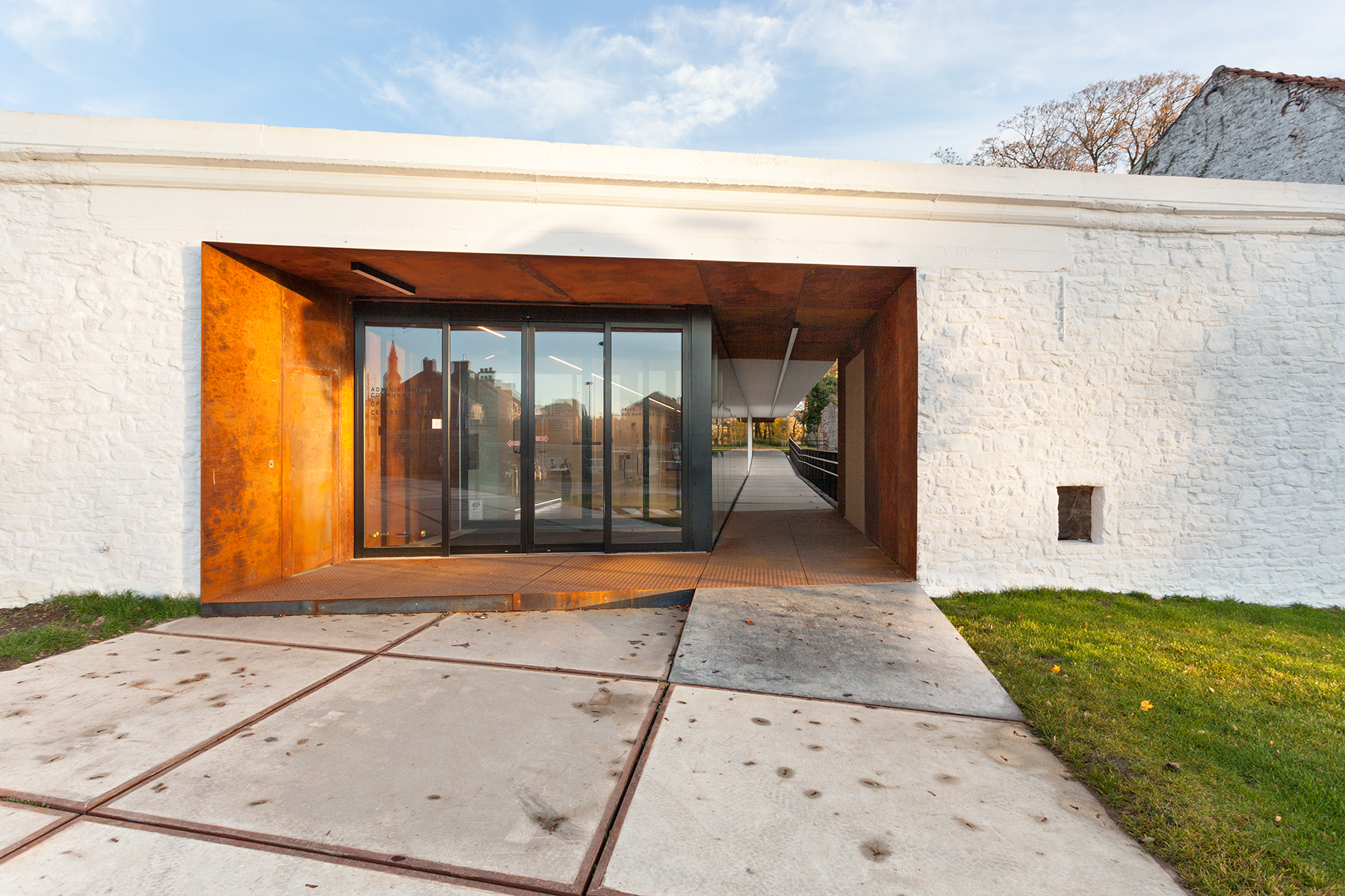 architecture-contemporaine-espace-winson-chateau-winson-reservoir-a-A+11-PEC-atelier-paysage-maison-communale-fosses-la-ville-entrée-principale-face