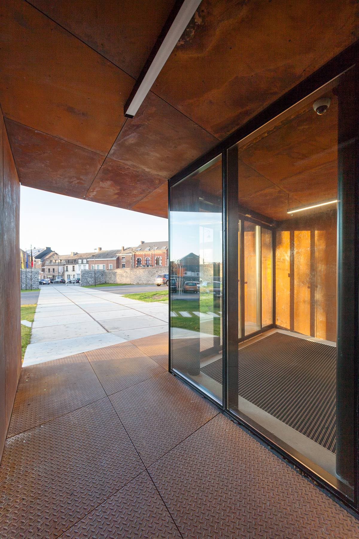 architecture-contemporaine-espace-winson-chateau-winson-reservoir-a-A+11-PEC-atelier-paysage-maison-communale-fosses-la-ville-entrée-principale-couvert