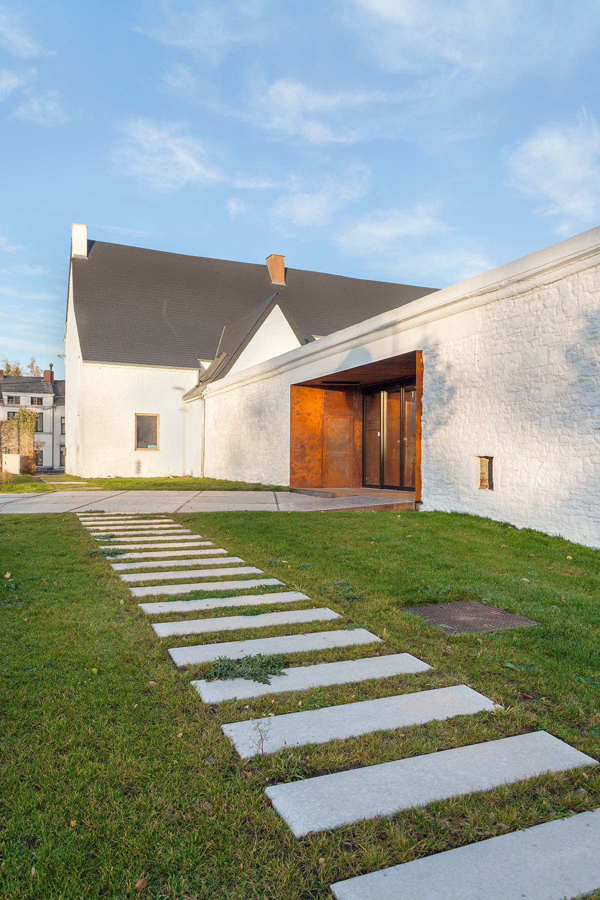 architecture-contemporaine-espace-winson-chateau-winson-reservoir-a-A+11-PEC-atelier-paysage-maison-communale-fosses-la-ville-entrée-principale-cheminement-secondaire-pas-japonais