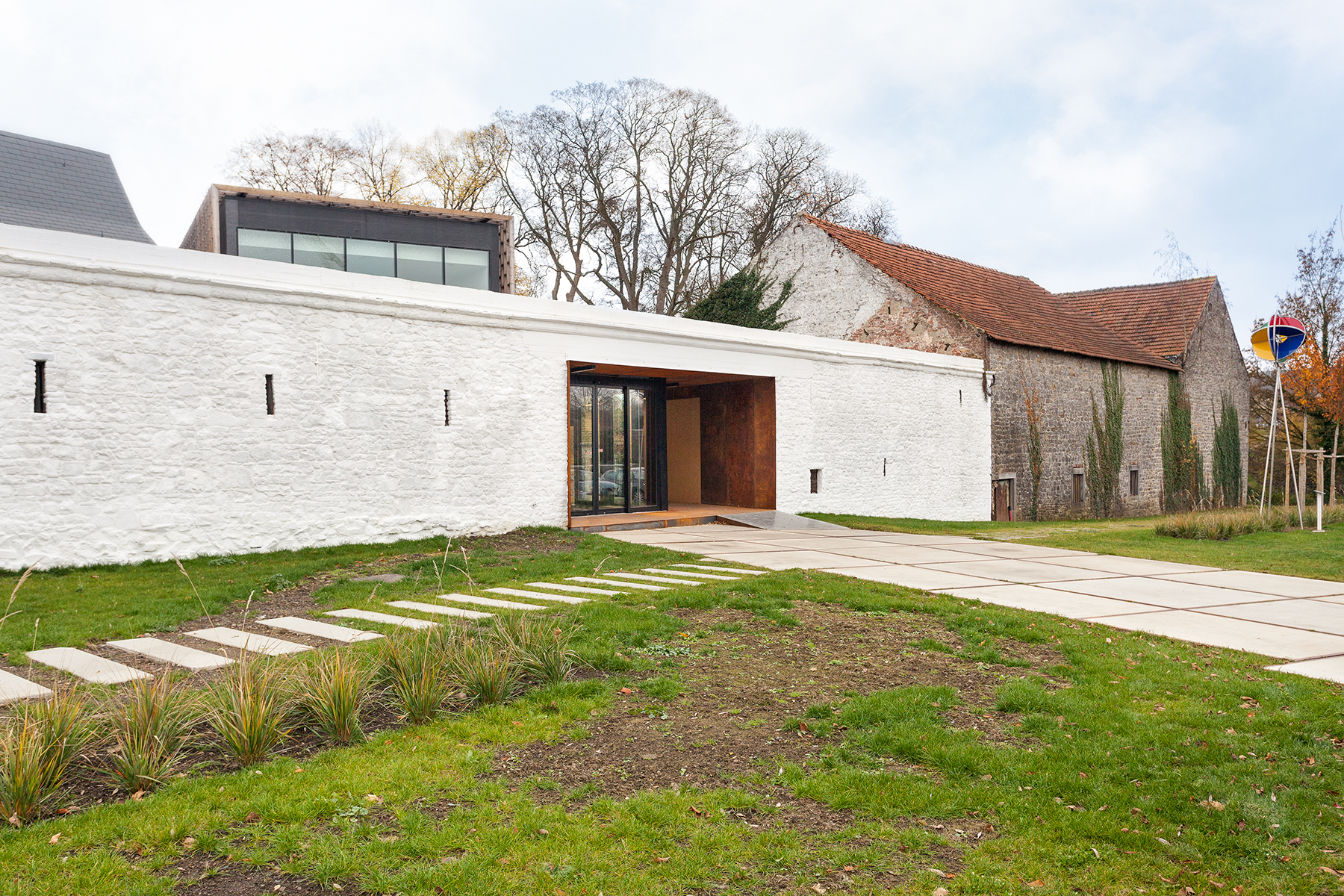 architecture-contemporaine-espace-winson-chateau-winson-reservoir-a-A+11-PEC-atelier-paysage-maison-communale-fosses-la-ville-entrée-principale