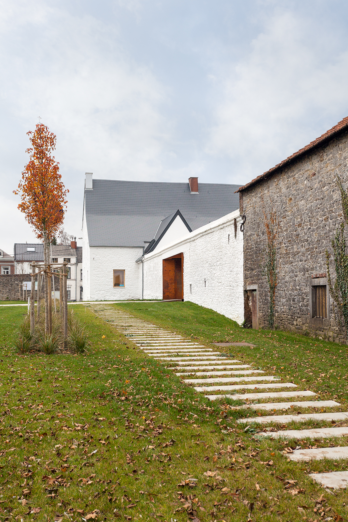 architecture-contemporaine-espace-winson-chateau-winson-reservoir-a-A+11-PEC-atelier-paysage-maison-communale-fosses-la-ville-cheminements-entrée