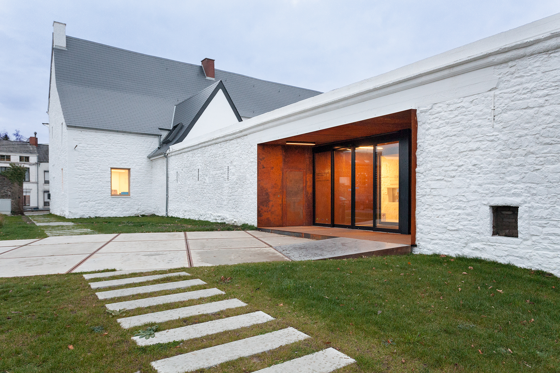 architecture-contemporaine-espace-winson-chateau-winson-reservoir-a-A+11-PEC-atelier-paysage-maison-communale-fosses-la-ville-entrée-principale-soir