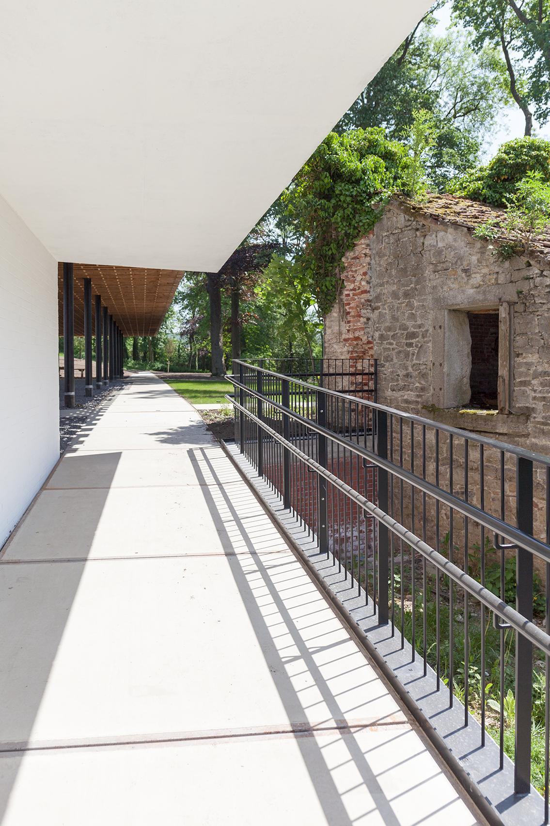 architecture-contemporaine-espace-winson-chateau-winson-reservoir-a-A+11-PEC-atelier-paysage-maison-communale-fosses-la-ville-cheminement-couvert