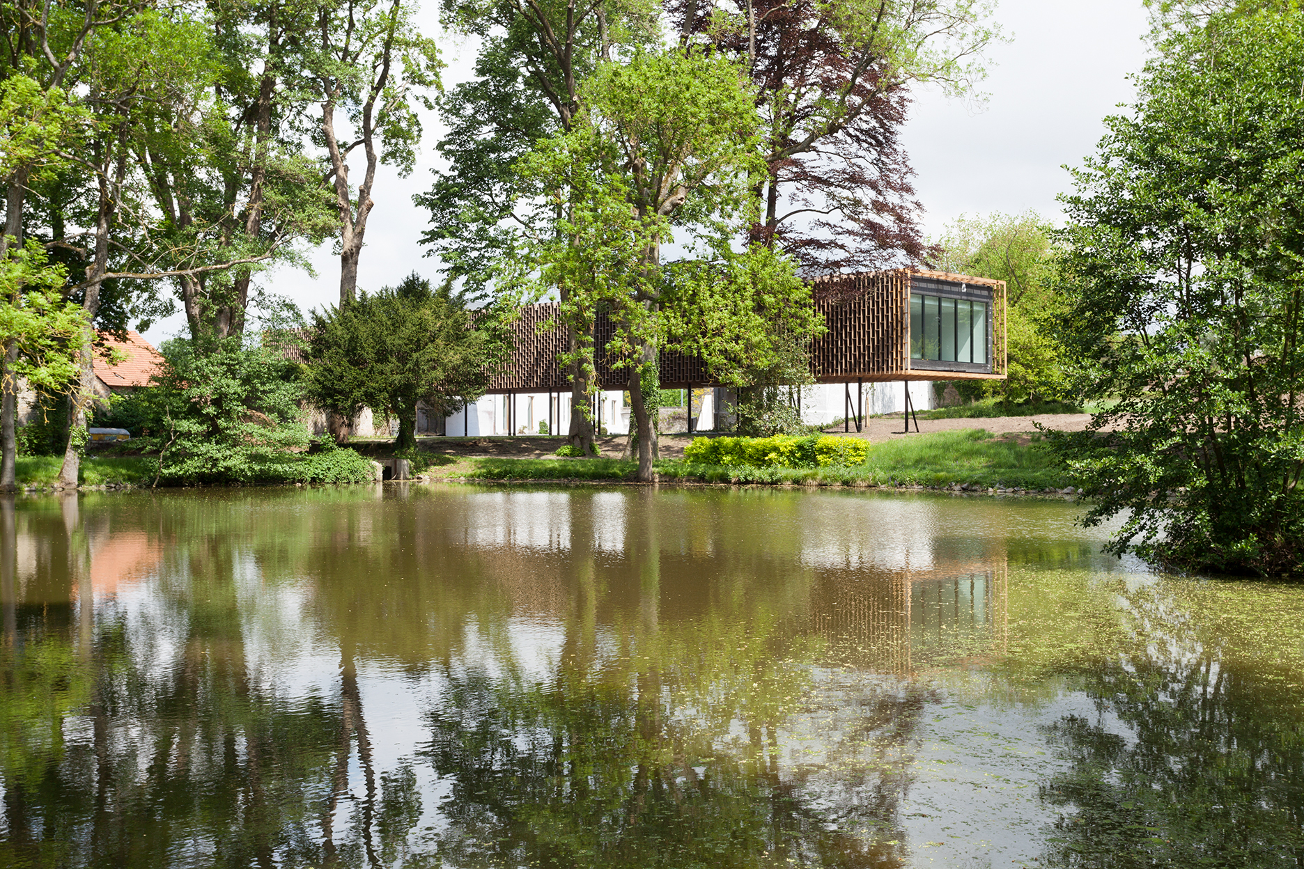 architecture-contemporaine-espace-winson-chateau-winson-reservoir-a-A+11-PEC-atelier-paysage-maison-communale-fosses-la-ville-vue-depuis-parc