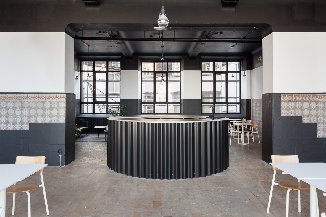 architecture contemporaine, rénovation, centre culturel Eden Charleroi, création artistique, cafeteria, desk d'accueil, billetterie