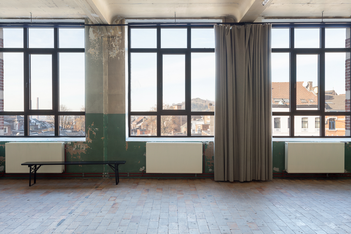 architecture contemporaine, rénovation, centre culturel Eden Charleroi, création artistique, espace polyvalent, rideaux