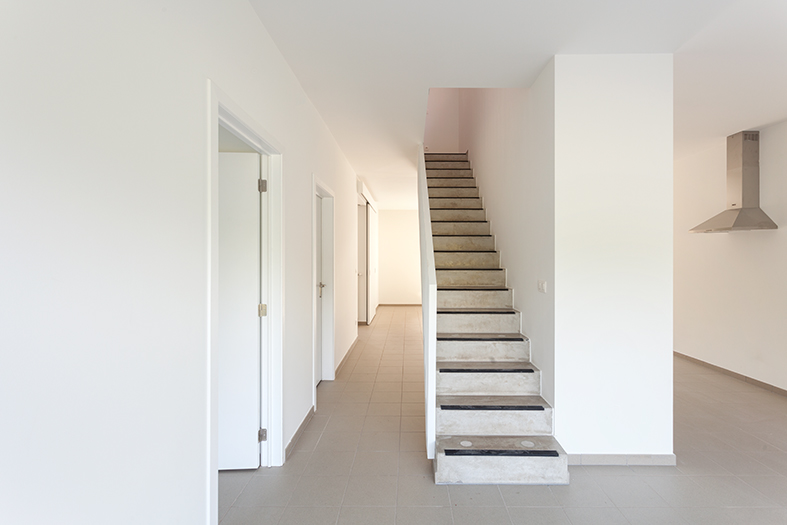 architecture-contemporaine-logements-sociaux-docherie-marchienne-charleroi-sept-maisons-aménagements-paysagers-reservoir-a-vue-intérieure