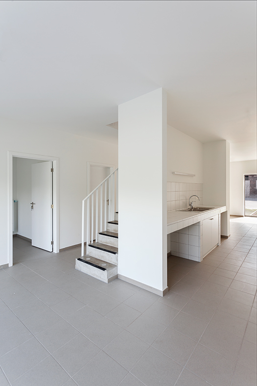 architecture-contemporaine-logements-sociaux-docherie-marchienne-charleroi-sept-maisons-aménagements-paysagers-reservoir-a-vue-intérieure