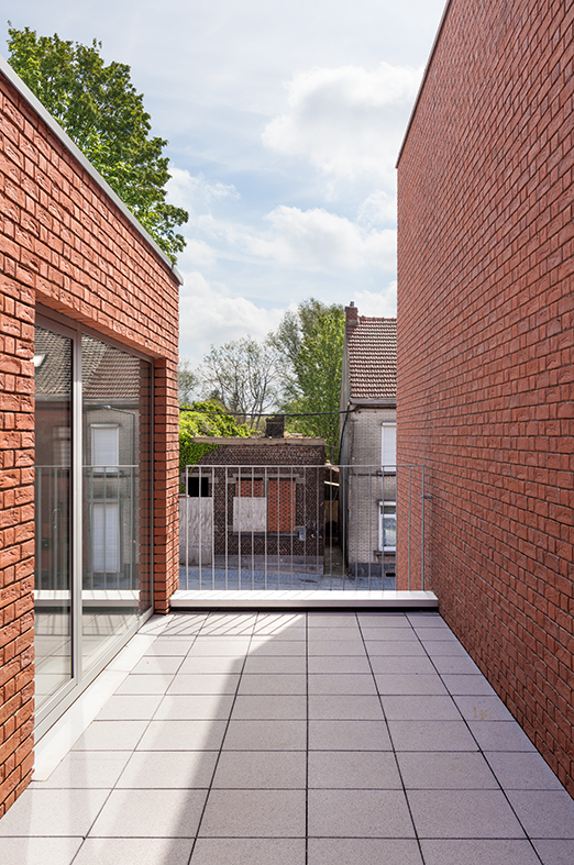 architecture-contemporaine-logements-sociaux-docherie-marchienne-charleroi-sept-maisons-aménagements-paysagers-reservoir-a-vue-terrasse