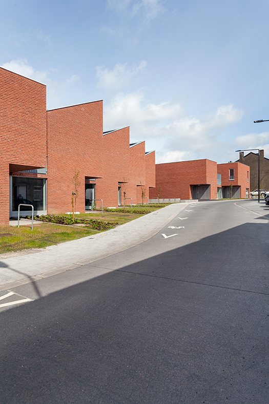 architecture-contemporaine-logements-sociaux-docherie-marchienne-charleroi-sept-maisons-aménagements-paysagers-reservoir-a-vue-rue-jaumet