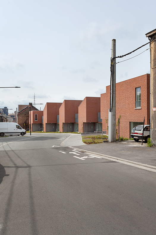 architecture-contemporaine-logements-sociaux-docherie-marchienne-charleroi-sept-maisons-aménagements-paysagers-reservoir-a-vue-rue-jaumet