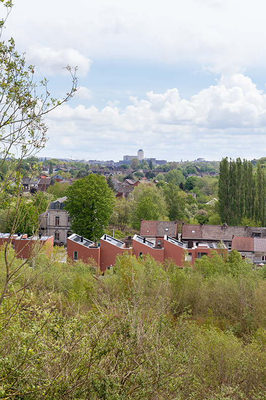 architecture-contemporaine-logements-sociaux-docherie-marchienne-charleroi-sept-maisons-aménagements-paysagers-reservoir-a-vue-terril-quartier