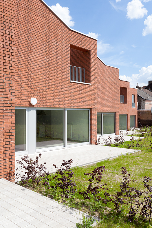 architecture-contemporaine-logements-sociaux-docherie-marchienne-charleroi-sept-maisons-aménagements-paysagers-reservoir-a-vue-arrière