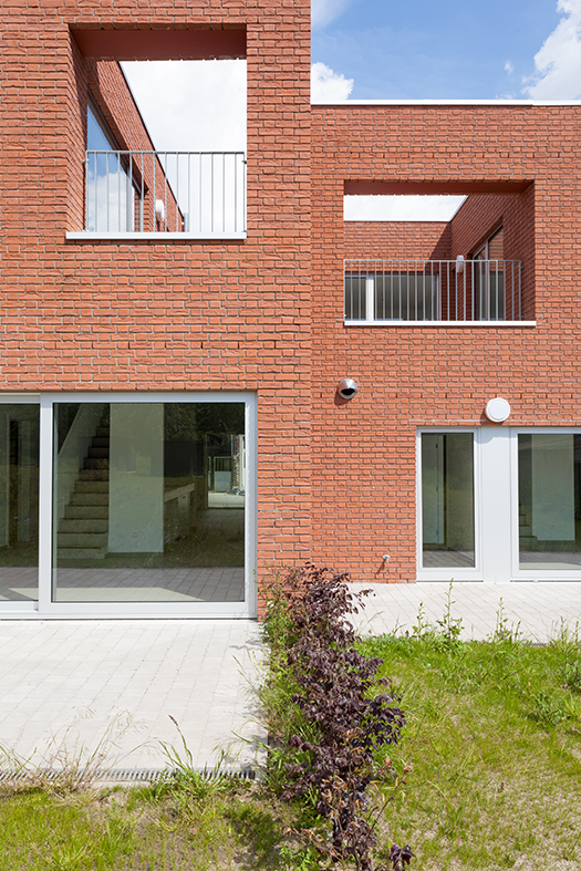 architecture-contemporaine-logements-sociaux-docherie-marchienne-charleroi-sept-maisons-aménagements-paysagers-reservoir-a-vue-détail-façade-rue-jaumet
