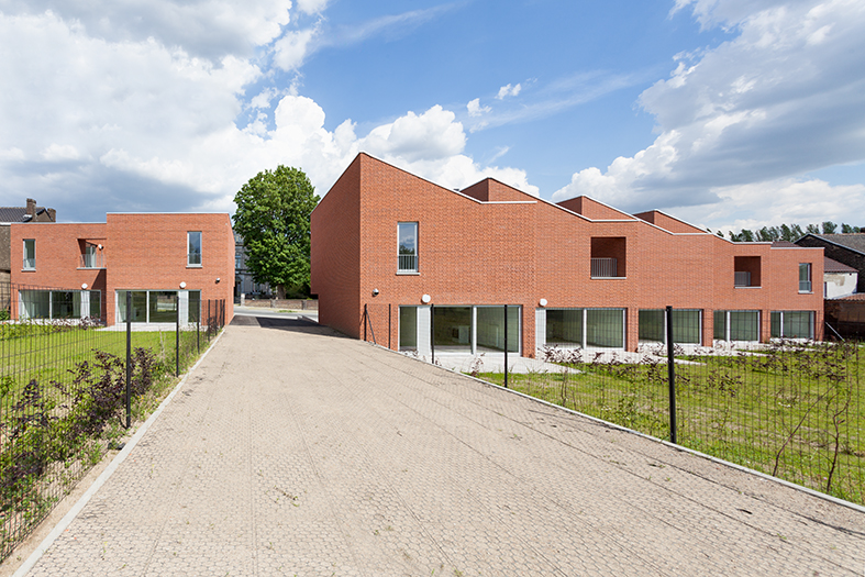 architecture-contemporaine-logements-sociaux-docherie-marchienne-charleroi-sept-maisons-aménagements-paysagers-reservoir-a-vue-boucle-noire