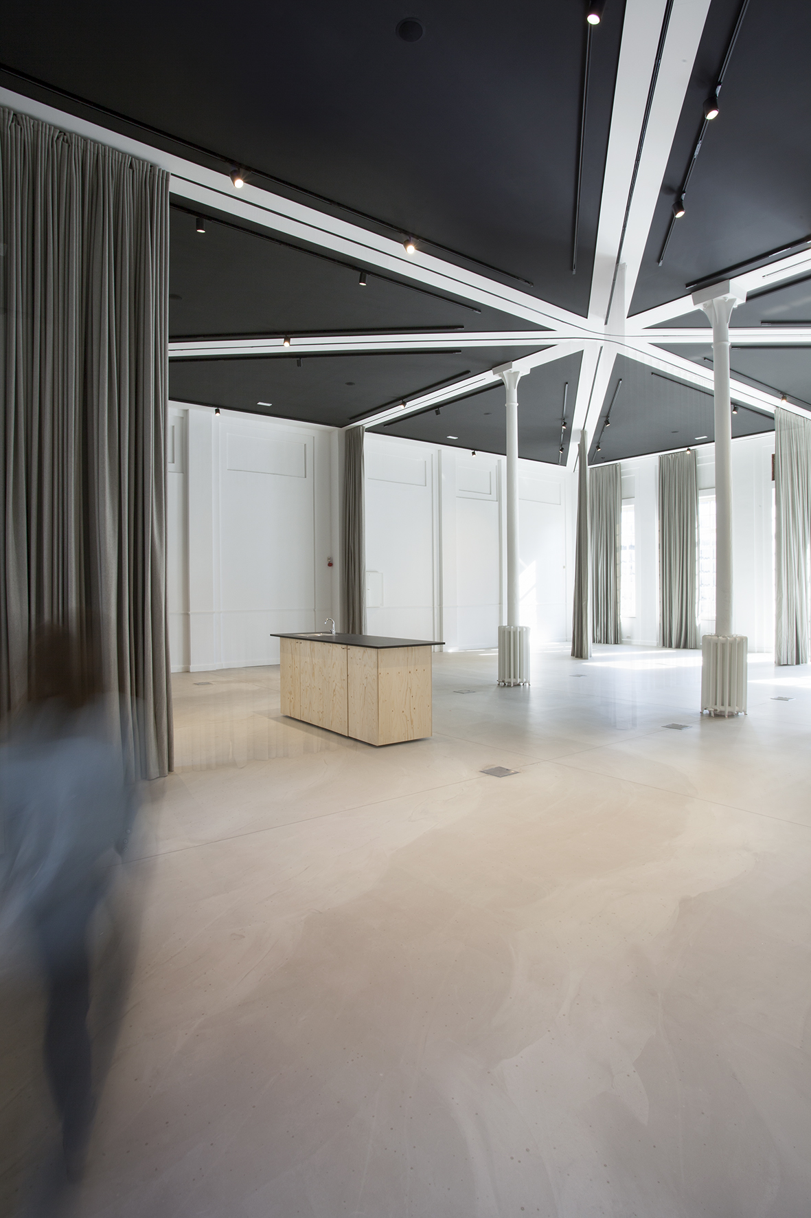 architecture-contemporaine-maison-laicite-charleroi-salle-des-essarts-reservoir-a-salle-polyvalente-vue-salle-rideaux-mouvement