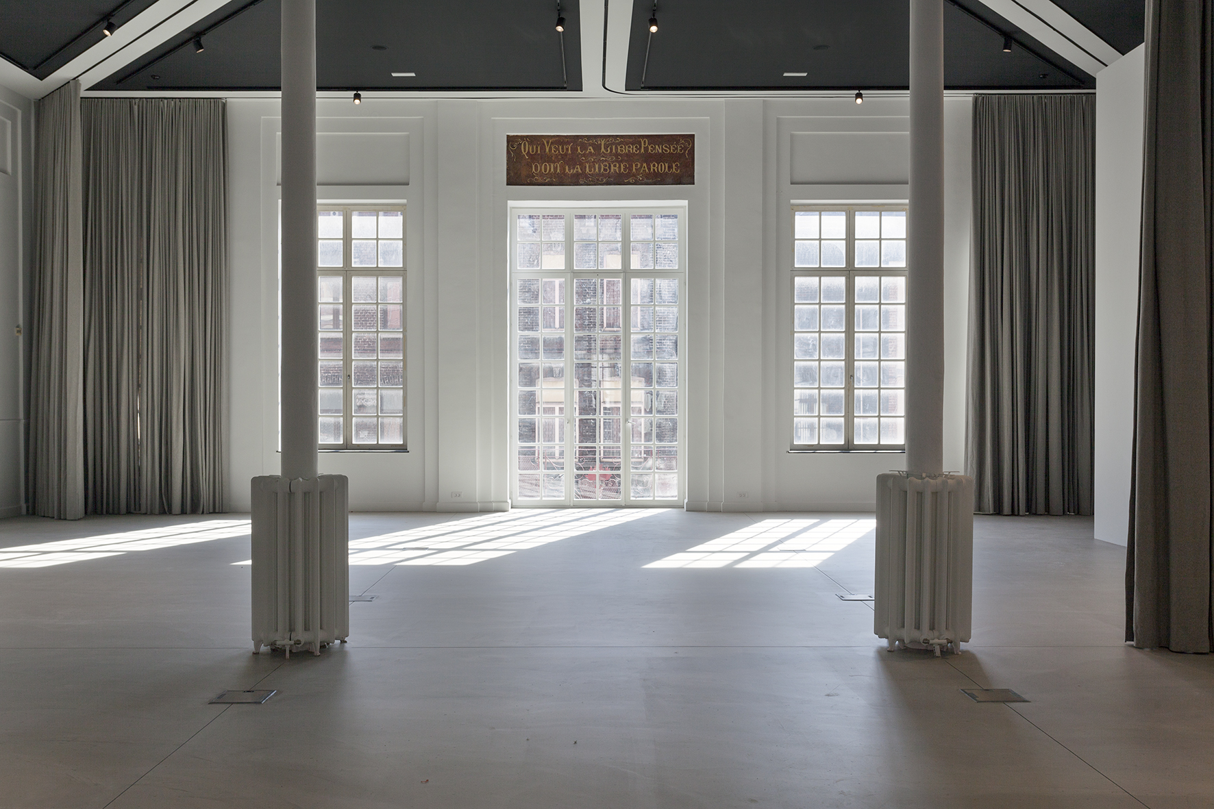 architecture-contemporaine-maison-laicite-charleroi-salle-des-essarts-reservoir-a-salle-polyvalente-vue-salle-qui-veut-la-libre-pensee-doit-la-libre-parole