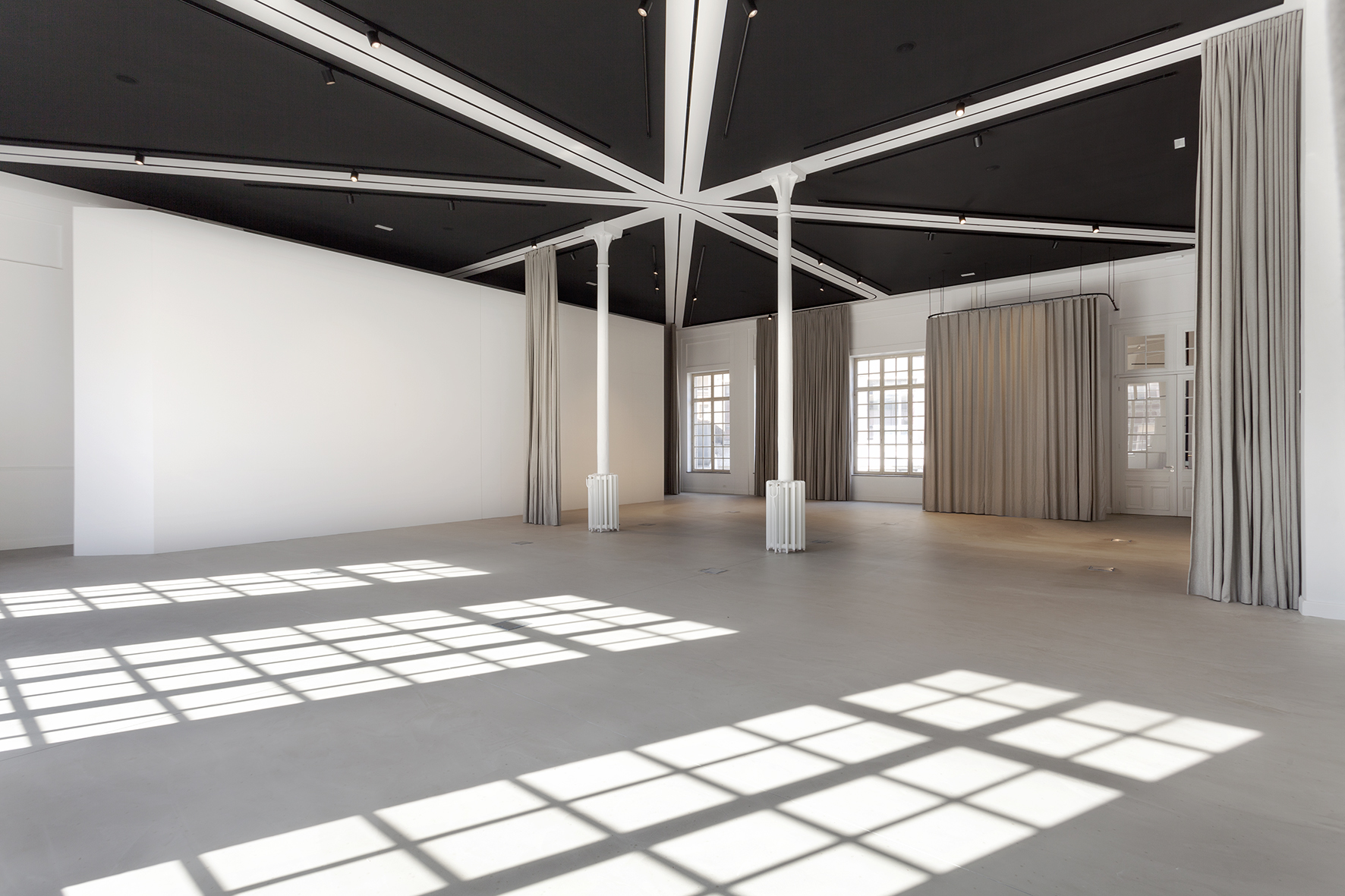 architecture-contemporaine-maison-laicite-charleroi-salle-des-essarts-reservoir-a-salle-polyvalente-vue-salle-rideaux-rangés