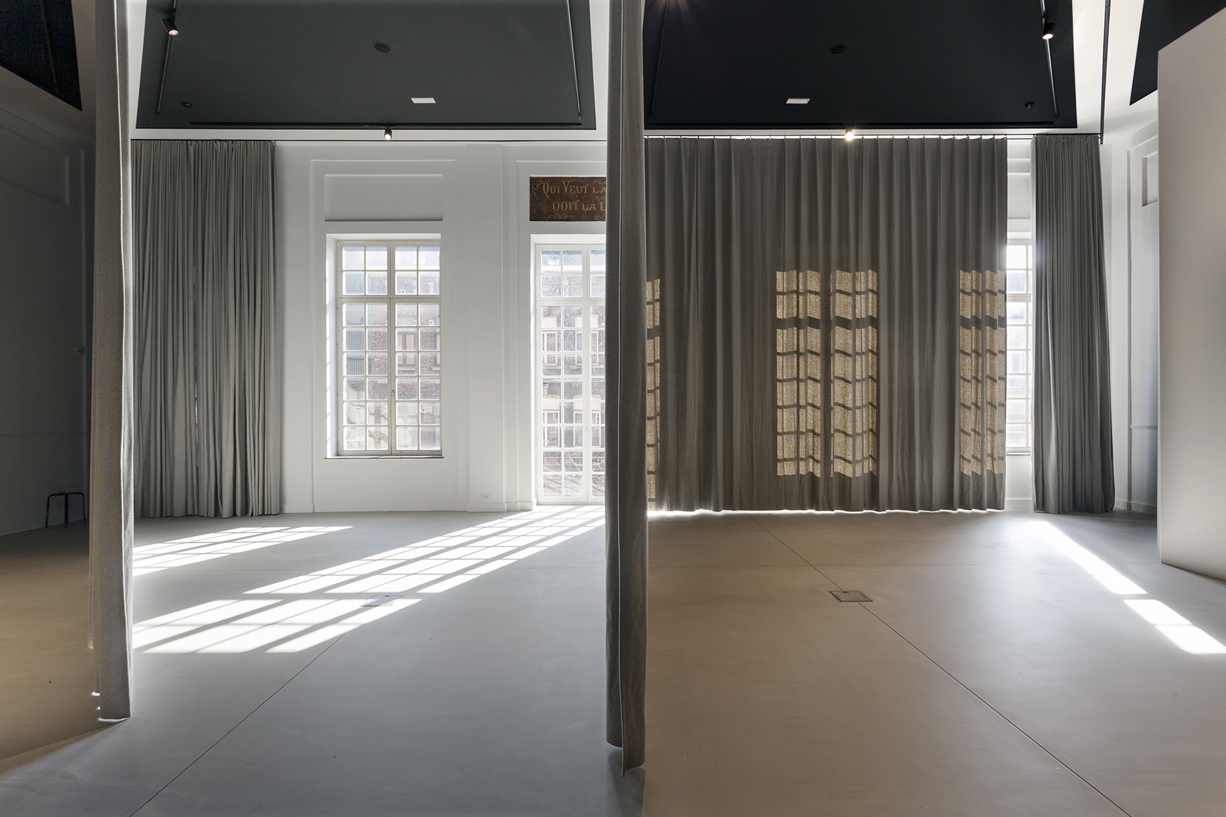 architecture-contemporaine-maison-laicite-charleroi-salle-des-essarts-reservoir-a-salle-polyvalente-vue-salle-rideaux-divisions