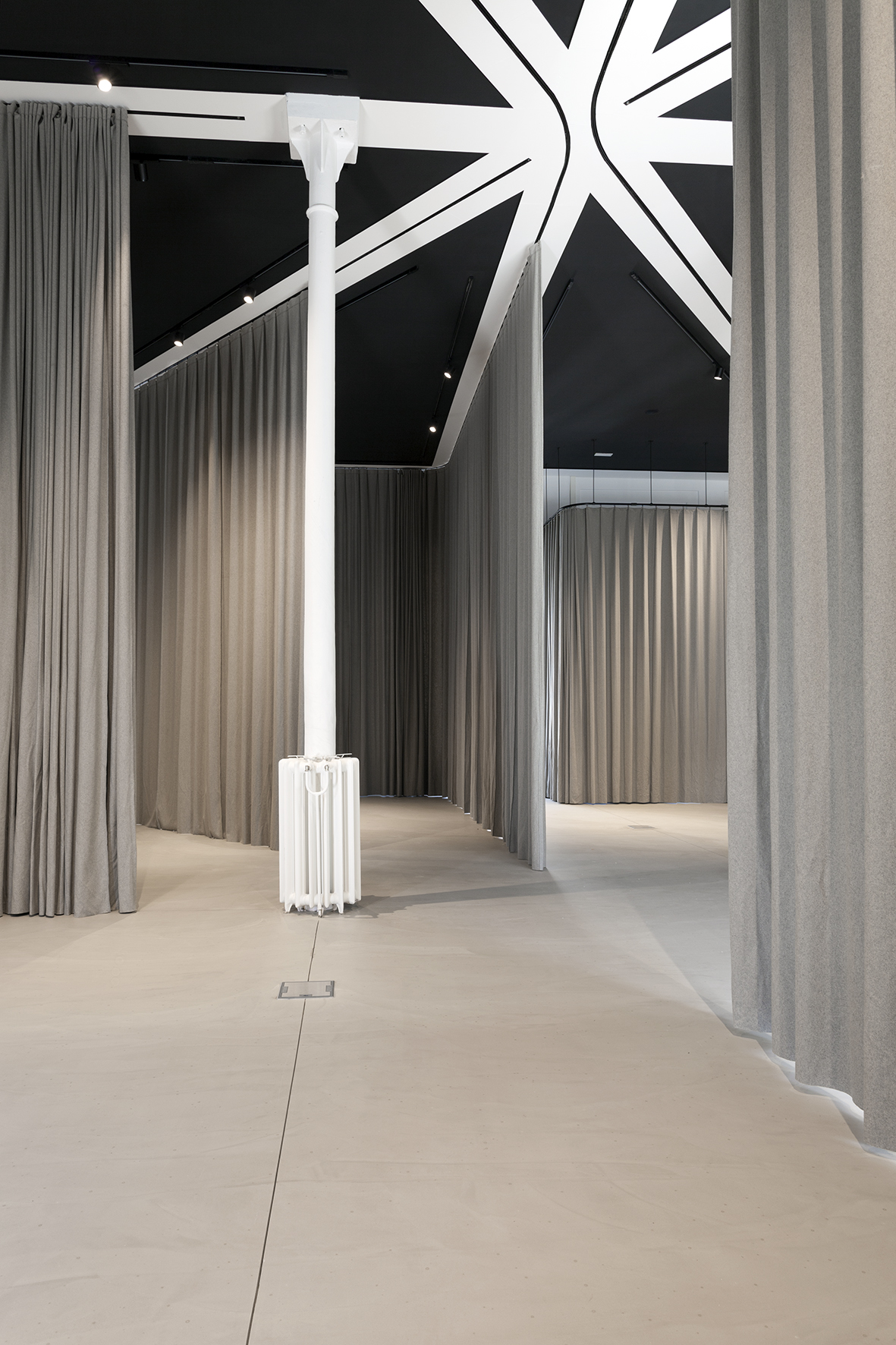 architecture-contemporaine-maison-laicite-charleroi-salle-des-essarts-reservoir-a-salle-polyvalente-vue-salle-rideaux