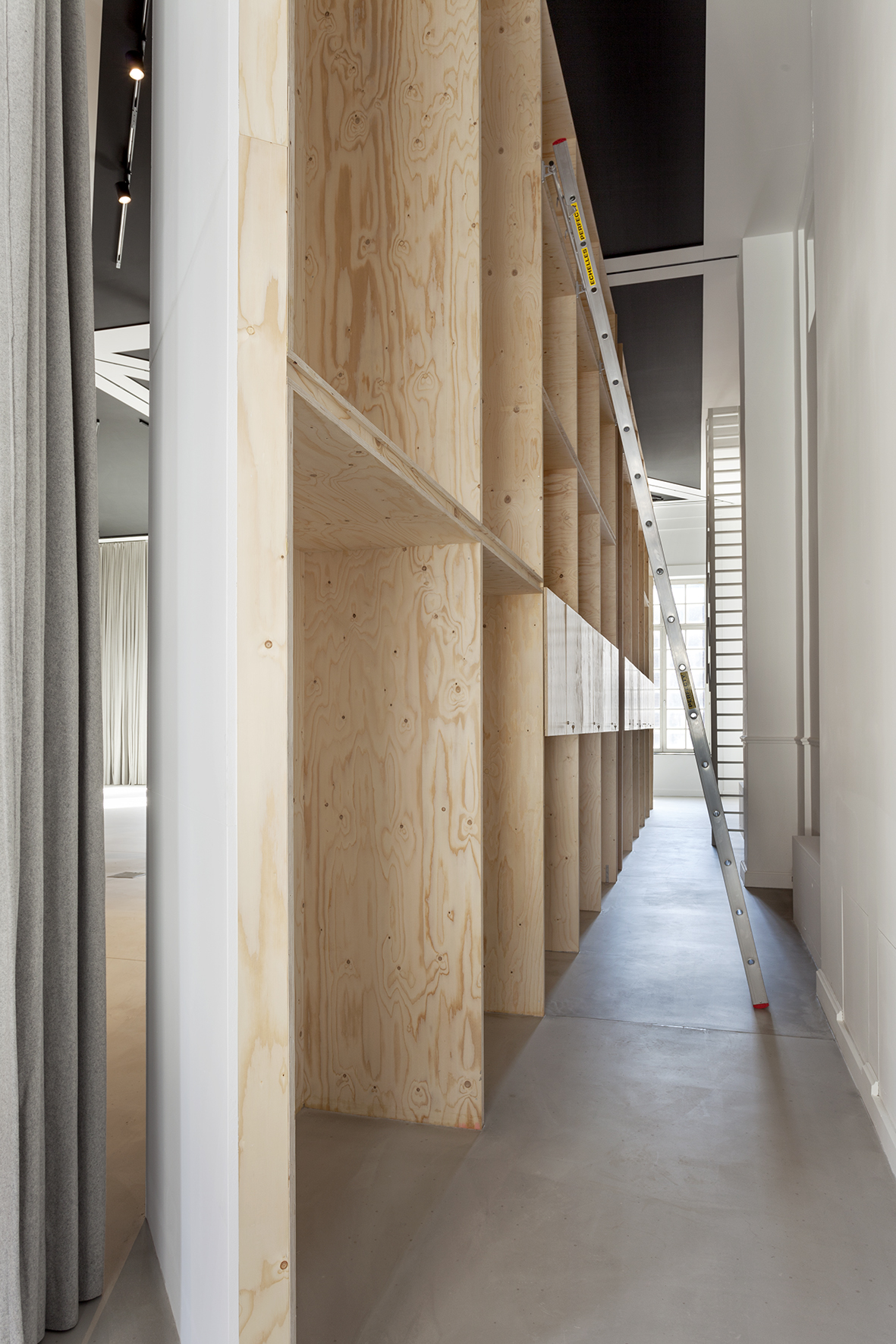 architecture-contemporaine-maison-laicite-charleroi-salle-des-essarts-reservoir-a-salle-polyvalente-vue-détail-éclairage-meuble-rangement-écran