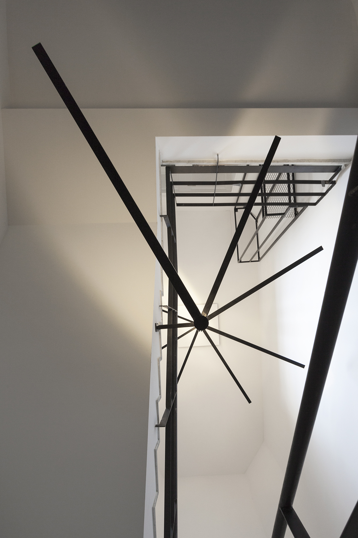 architecture-contemporaine-maison-laicite-charleroi-salle-des-essarts-reservoir-a-salle-polyvalente-vue-détail-éclairage-cage-escalier