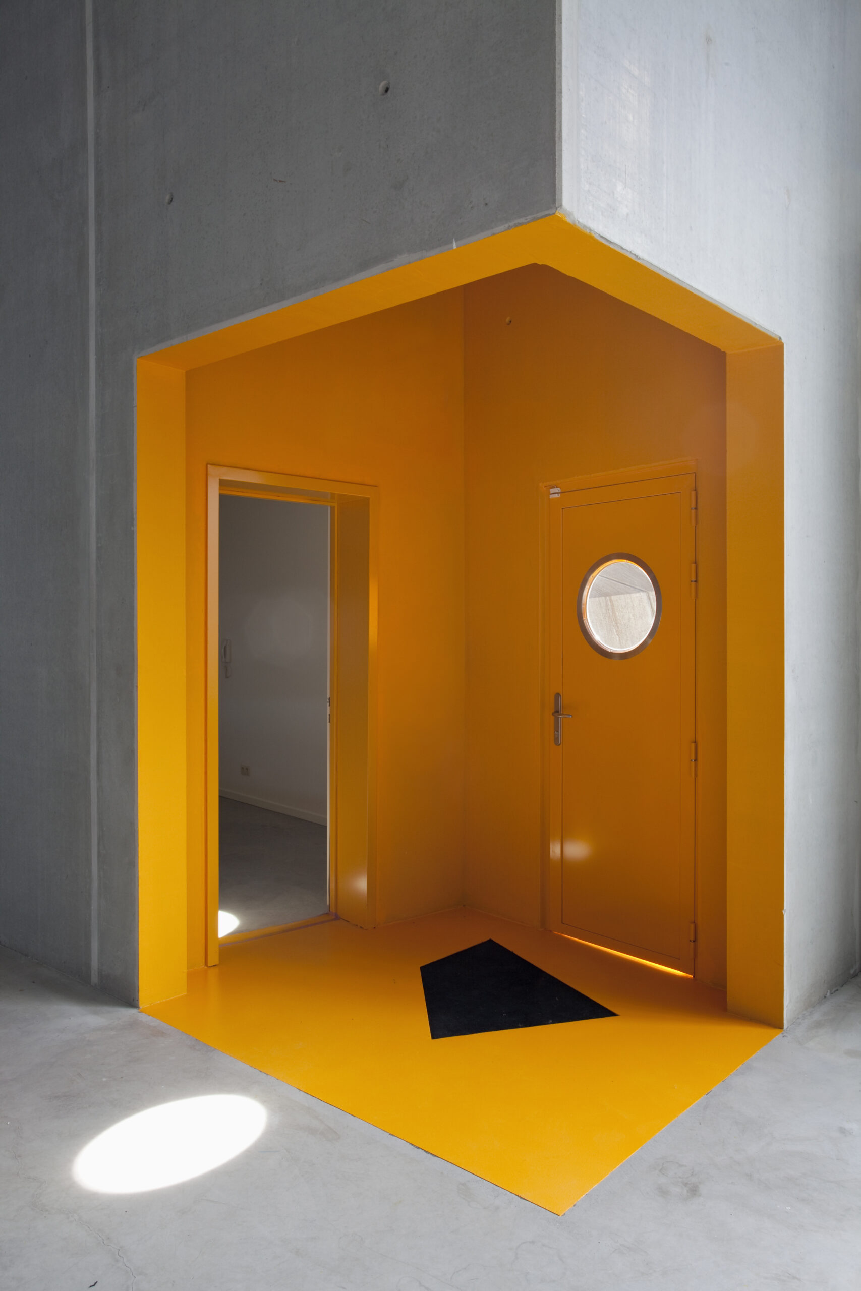 architecture-contemporaine-centre-distribution-urbaine-logistique-charleroi-reservoir-a-vue-détail-entrée-intérieur