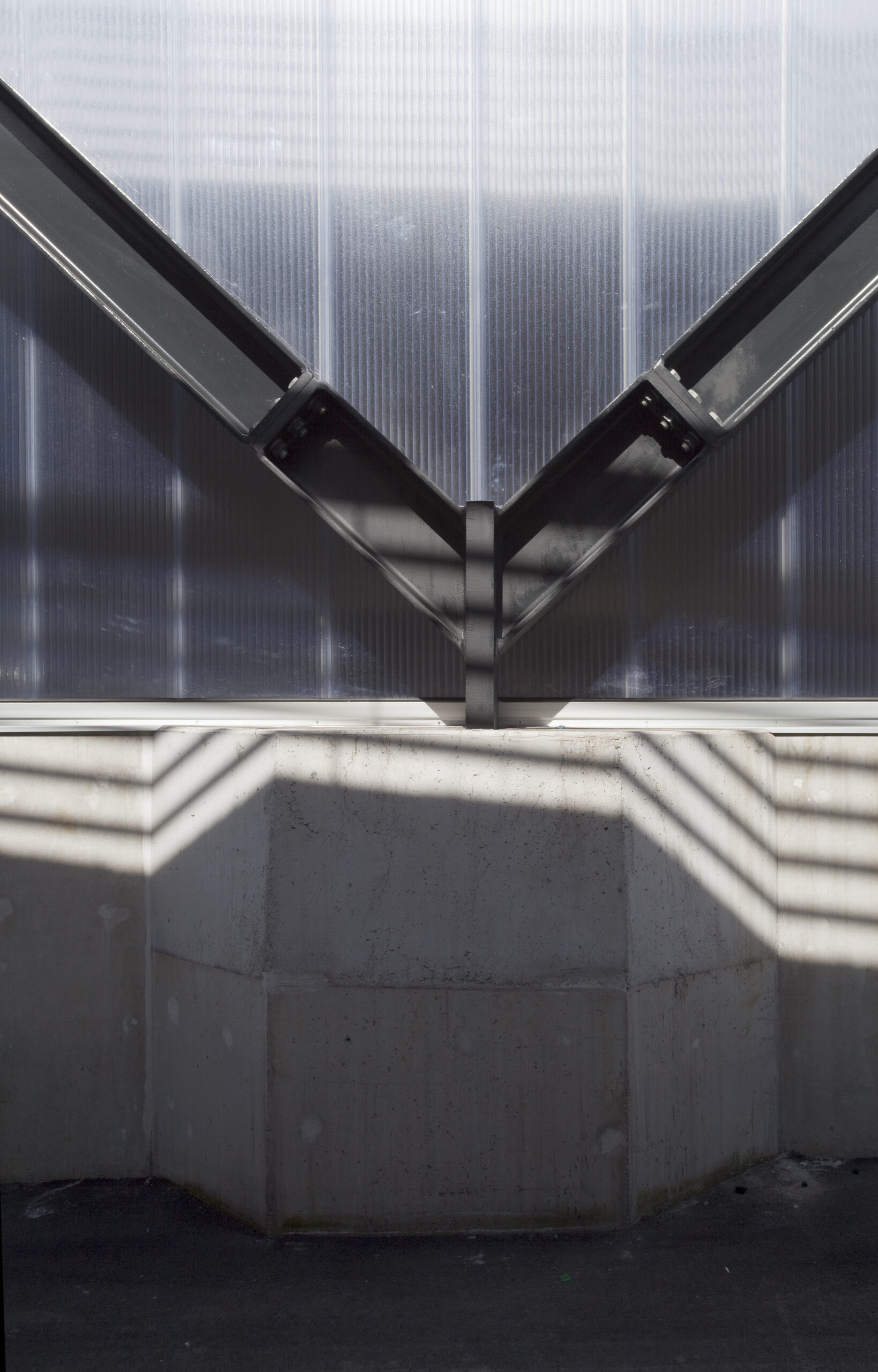 architecture-contemporaine-centre-distribution-urbaine-logistique-charleroi-reservoir-a-vue-détail-structure-polycarbonate